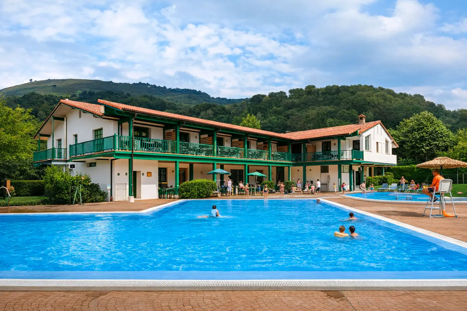 Exterior de los alojamientos con vista a la piscina