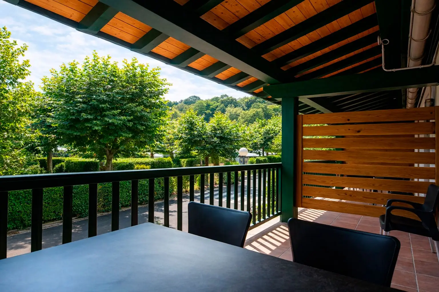 Gran terraza con mesa y sillas