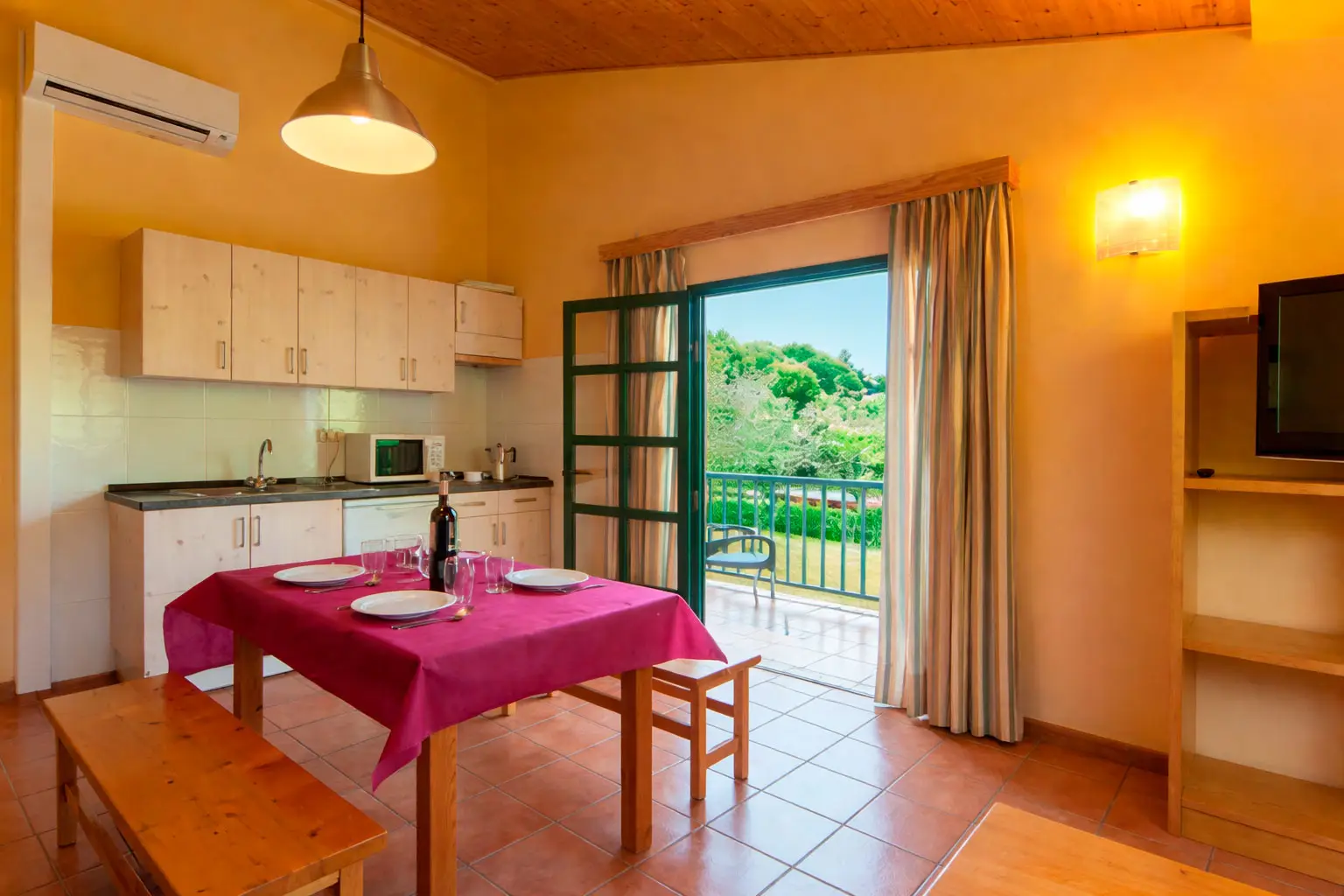 Comedor, cocina y terraza