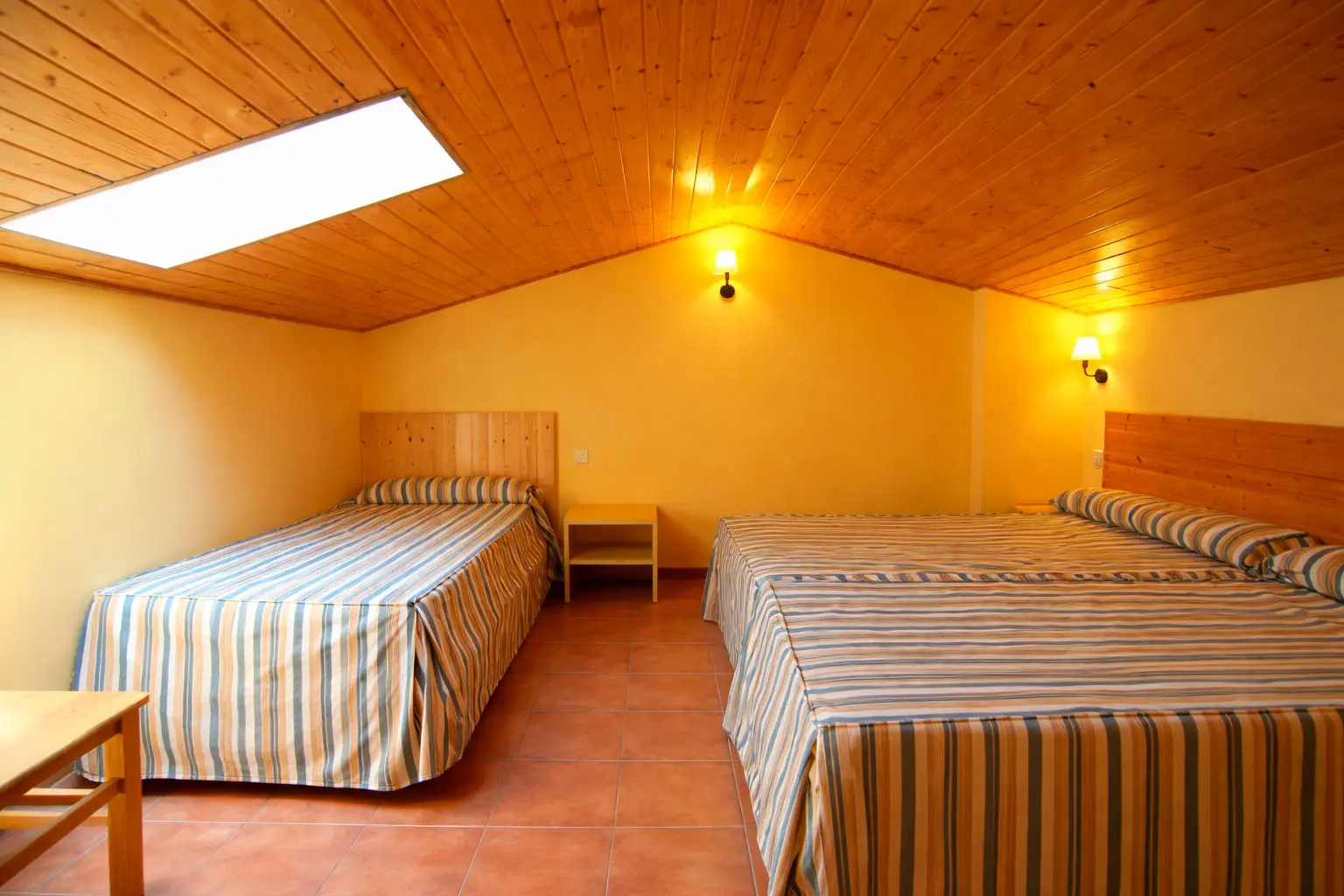 Habitación triple en habitación abuardillada