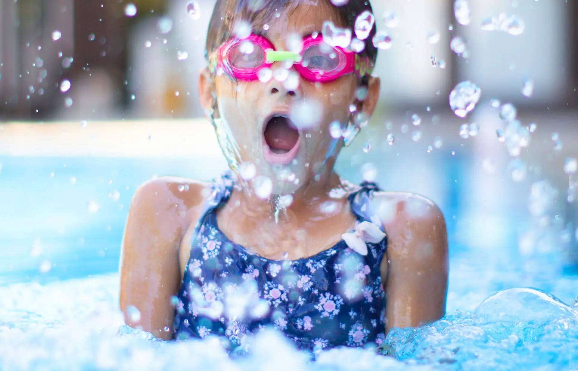 camping-baztan-piscina-nina-gafas